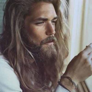 Cabello-extra-largo-para-hombres-1