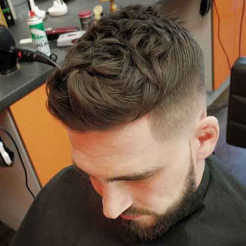 Peinado tapa de textura gruesa con lados cortos y barba