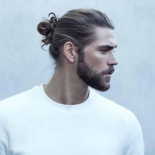 estilo bun con barba llena