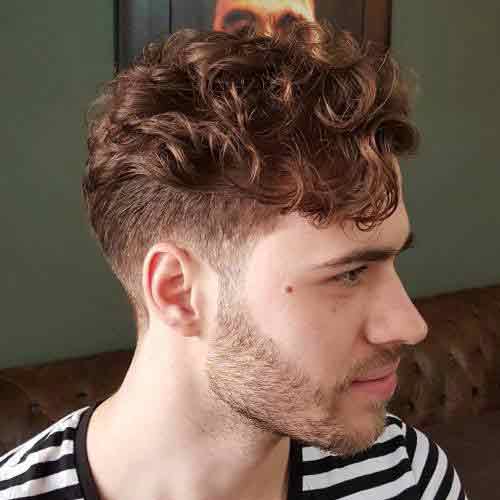 low taper fade con rizado en top