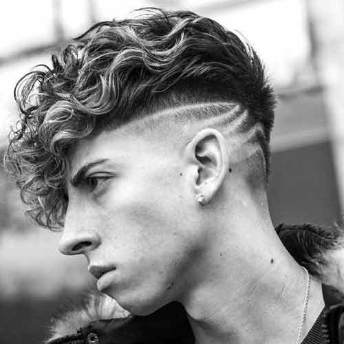 pelo rizado largo con degradado y diseño