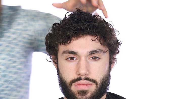 como peinar cabello rizado de hombres