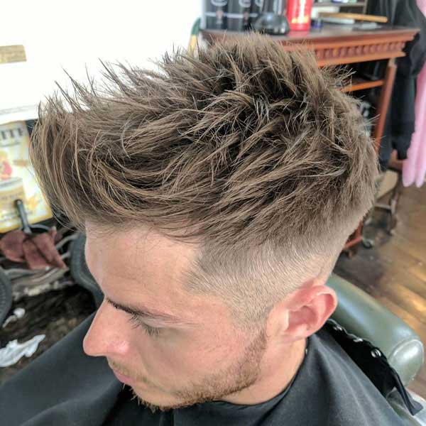 Conicidad del cabello con puntas desordenada