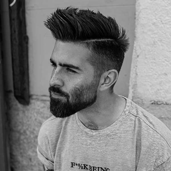 Estilo de pelo en pullas con quiffy-copete
