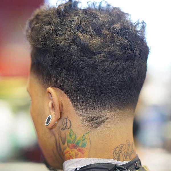 Peinado corto naturalmente rizado