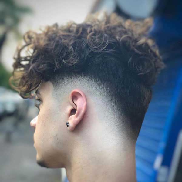 Peinado frío para hombres con cabello rizado